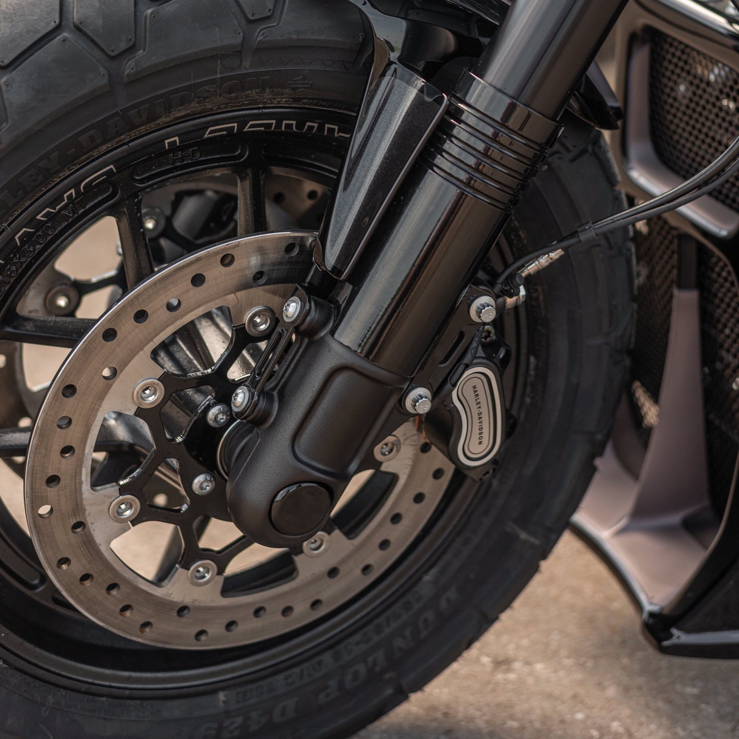 Zoomed Harley Davidson motorcycle with Killer Custom front axle cover set for fork assemblies