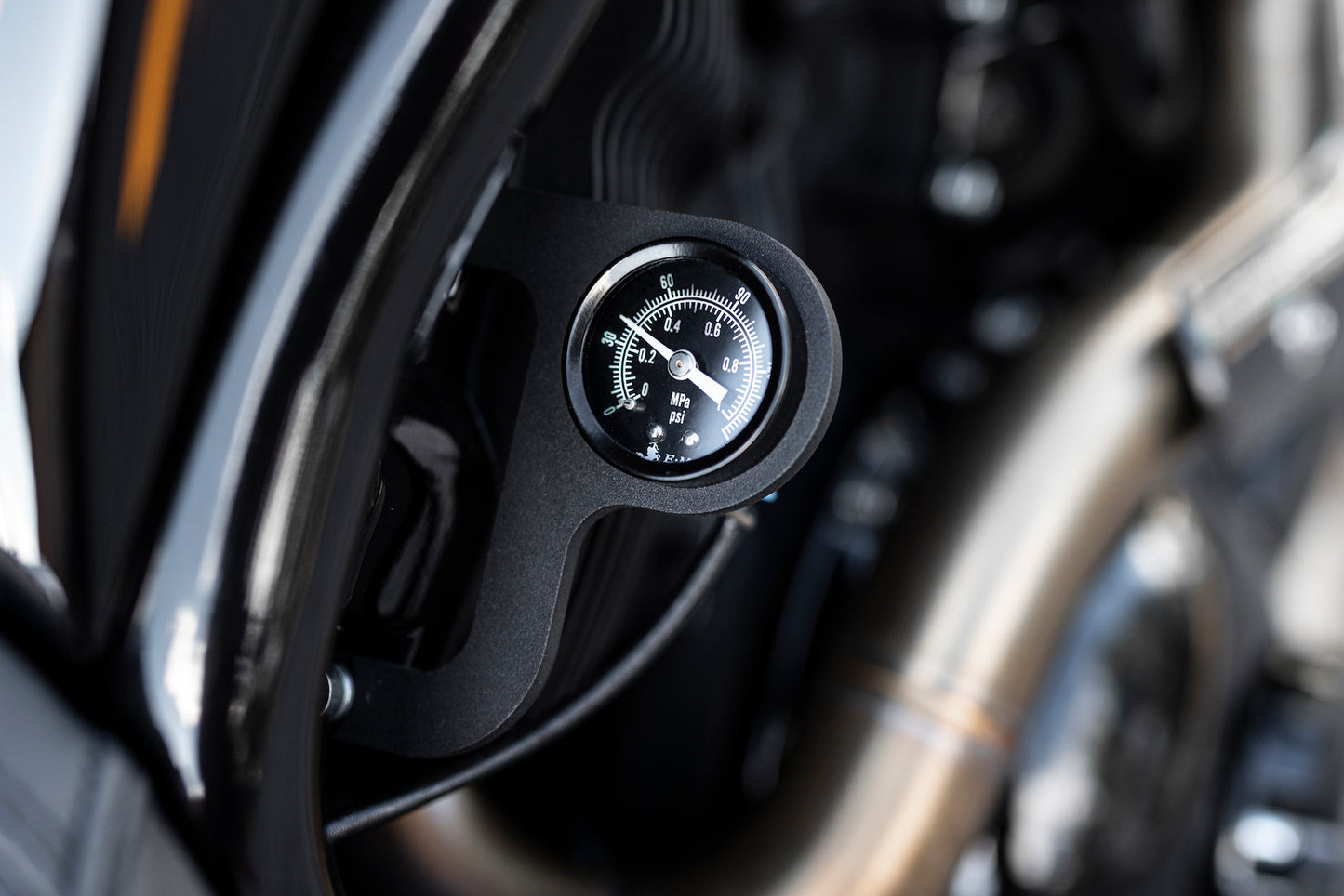 V-Rod Rocker Box Mounted BLACK Air Ride Pressure Gauge Kit