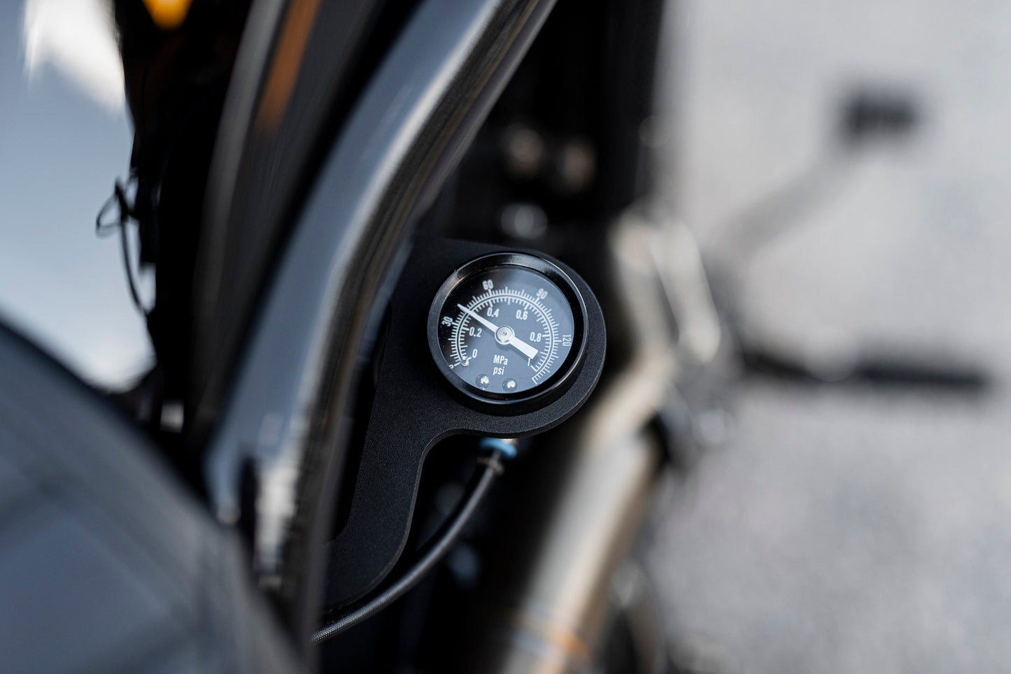 V-Rod Rocker Box Mounted Air Ride Pressure Gauge Kit