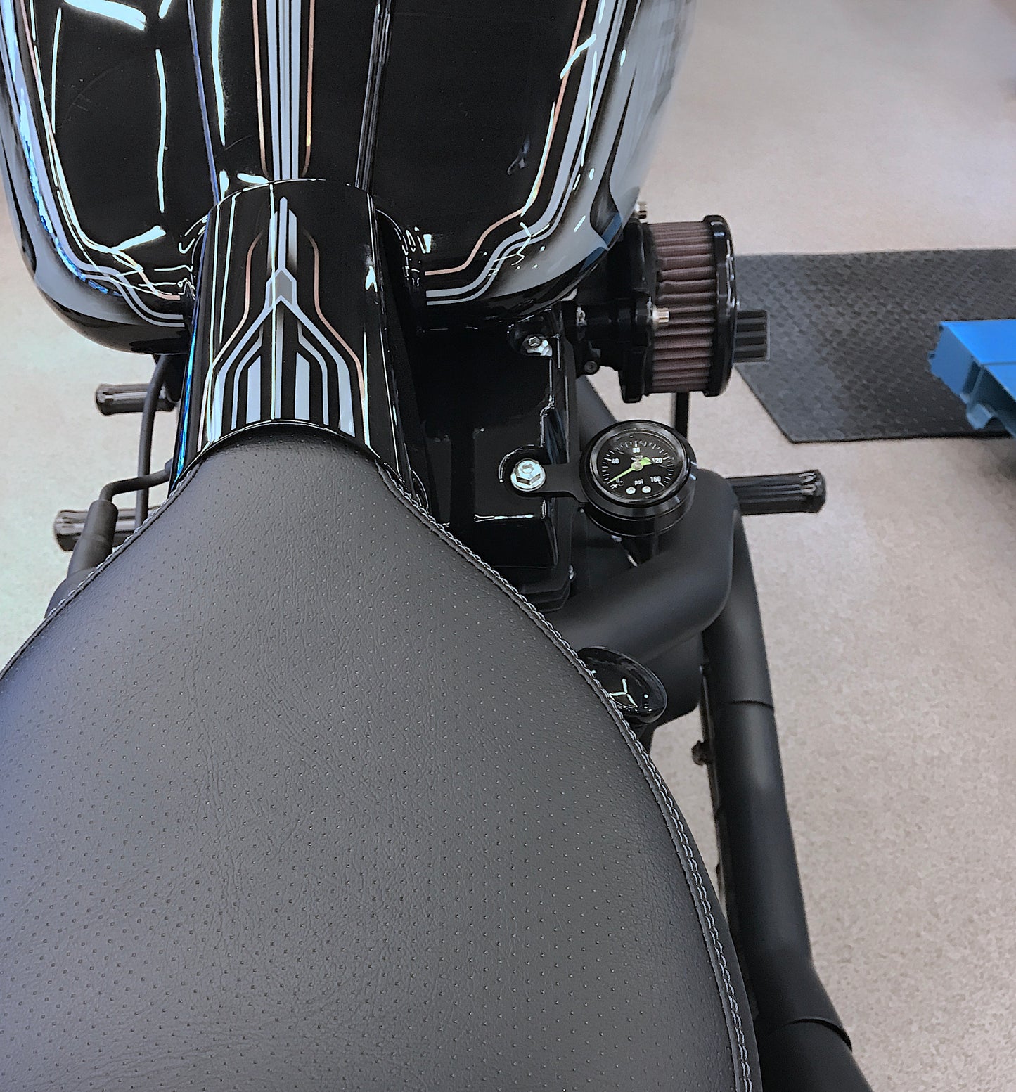 "Twin Cam" Rocker Box Mounted Air Ride Black Pressure Gauge Kit