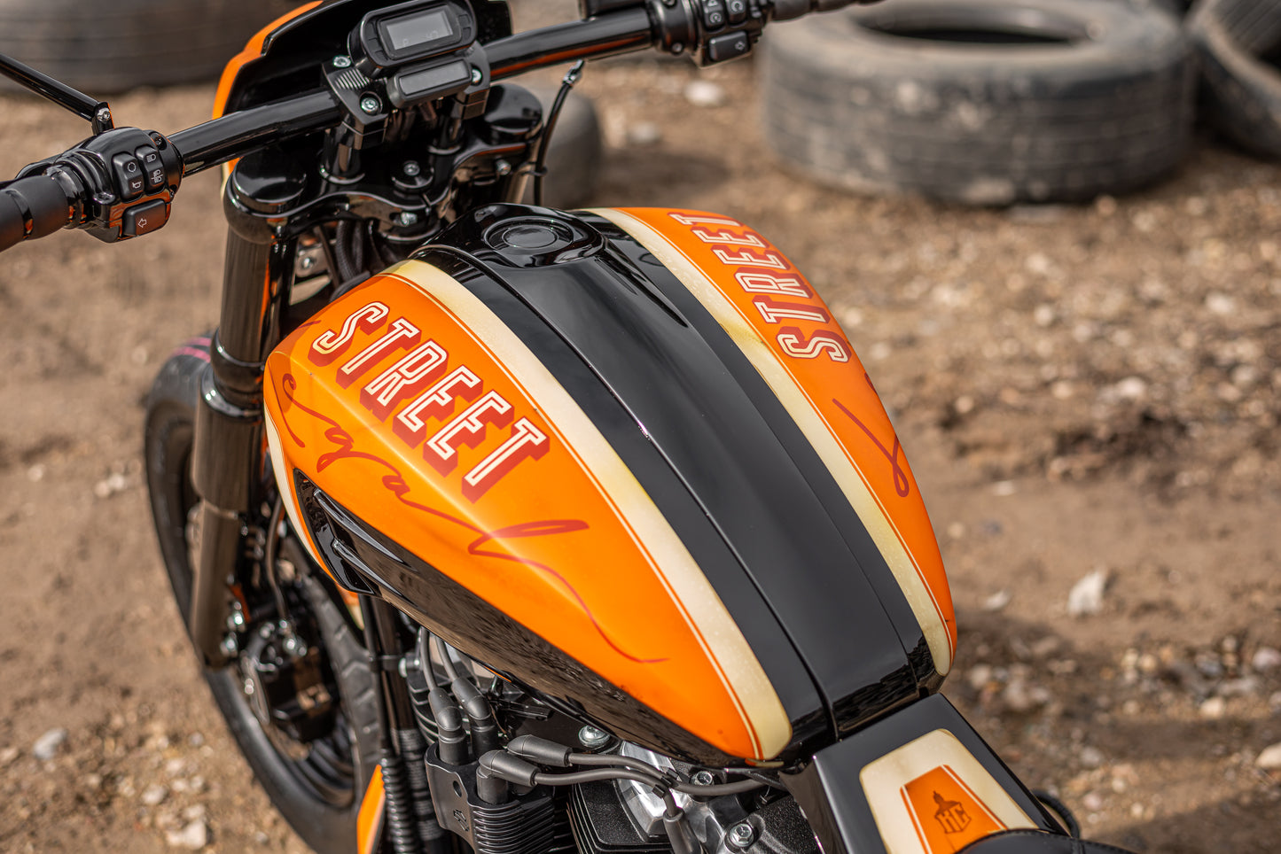 M8 Softail Gas Tank Cover And Console Kit "Avenger" 2018-2024